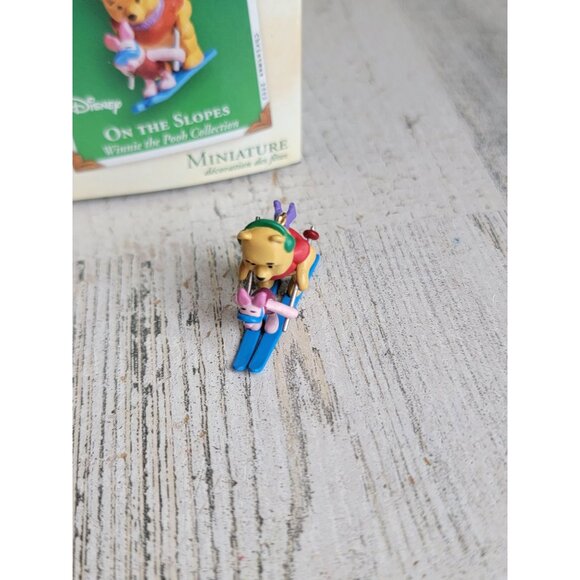 Hallmark on slopes Winnie the Pooh ornament Xmas miniature - Picture 2 of 5